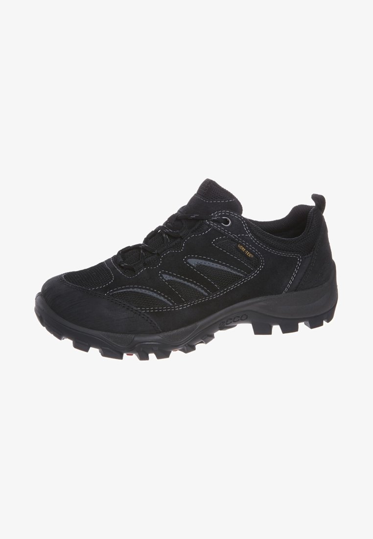 Chaussure de randonnée Gore-Tex noire imperméable avec semelle robuste, panneaux en mesh et fermeture à lacets à l'avant, conçue pour les activités en plein air.