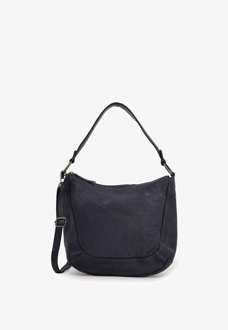 Sac à bandoulière en cuir noir avec un design incurvé, une sangle ajustable, une fermeture à glissière et un discret logo sur le devant. Texture lisse.