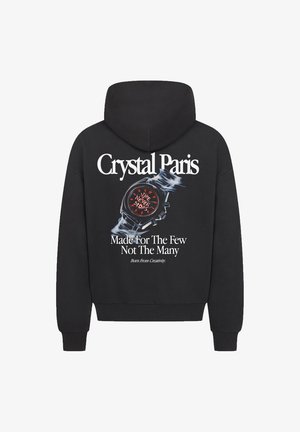 Schwarzer Hoodie mit einem großen Grafikdesign einer Uhr mit roten Akzenten und dem Text: "Die Zeit hält nie an", "Crystal Paris" und "Hergestellt für die Wenigen."