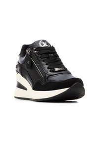 Baskets en cuir et daim noir avec une finition texturée, détails en zip sur le côté et une semelle compensée blanche. Présente un logo sur la languette.