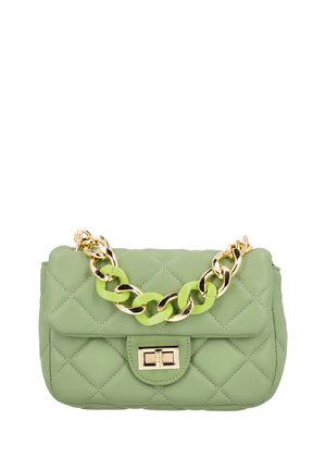 Sac à main matelassé vert clair avec une bandoulière chaîne dorée et verte et un fermoir rectangulaire doré à tourniquet sur le rabat avant.