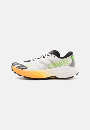 Scarpa da corsa bianca e grigia con logo HOKA verde neon, suola spessa arancione e bianca, dettagli neri e verdi e fondo con battistrada nero.
