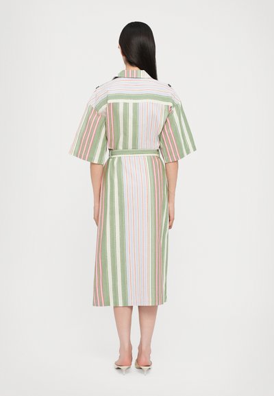 Robe midi rayée présentant des lignes vertes, roses et blanches ; manches courtes, ceinture à la taille, longueur genou, avec un col et une coupe décontractée.