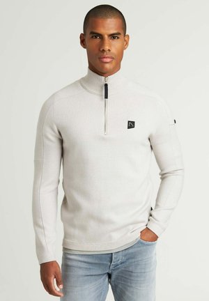 Helles graues Zip-up Sweater mit hohem Kragen, gerippten Bündchen und Saum. Mit einem kleinen schwarzen Logo auf der Brust und einem Zipper-Detail.