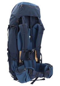 Granatowy plecak turystyczny o ergonomicznym designie, z wyściełanym wsparciem lędźwiowym, wieloma regulowanymi paskami oraz zewnętrznymi kieszeniami do przechowywania.