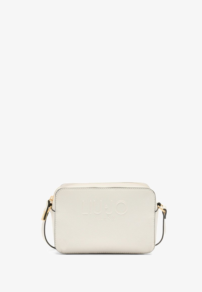 Sac bandoulière en simili cuir blanc avec logo embossé, quincaillerie dorée, fermeture éclair et bandoulière réglable. Forme rectangulaire.