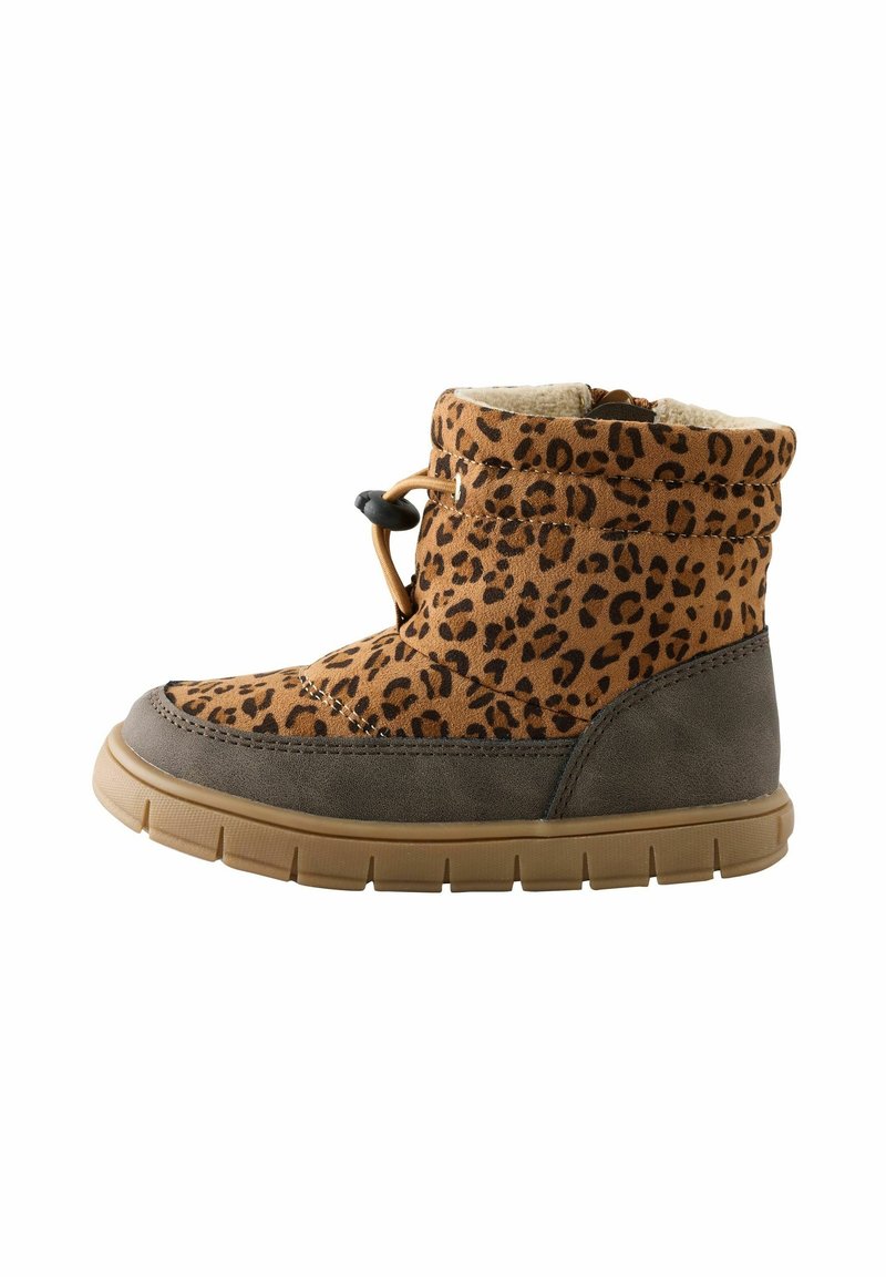 Bottine enfant avec tige en tissu imprimé léopard, bout et talon en daim gris, semelle en caoutchouc beige et fermeture réglable par cordon élastique.