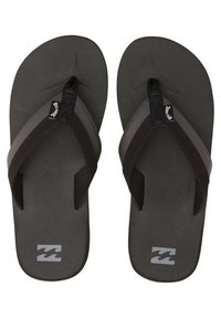 Sorte flip-flops laget av gummi med teksturert fotseng, med dobbel remdesign og logo aksenter på sålen og remmen.