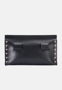 Svart läderclutch med en slät yta, försedd med två remmar och gyllene ögla-accenter längs ena sidan. Rektangulär och enkel design.