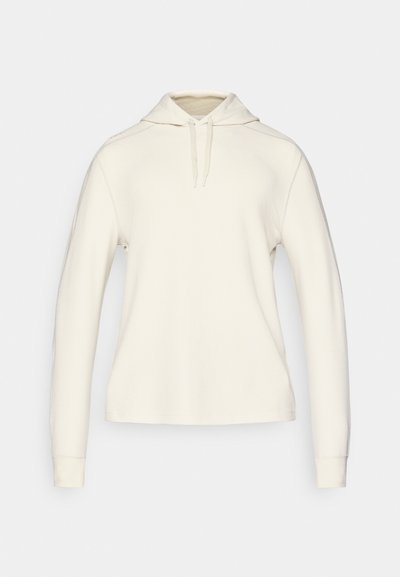Sweatshirt branco com capucho, apresentando mangas longas, punhos de malha, um bolso tipo canguru e cordões no pescoço, feito de um tecido suave e texturizado.