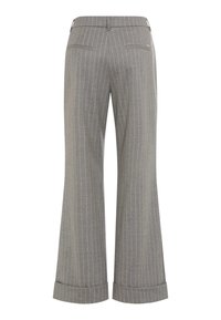 Pantalon gris à fines rayures, jambes larges, ourlets retroussés et deux poches passepoilées à l'arrière, vu de dos.