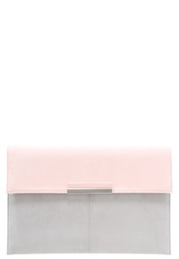 Kopertówka z różową zamszową klapą i szarym zamszowym korpusem, z srebrnym metalicznym akcentem na środku. Prostokątny kształt o gładkiej fakturze.