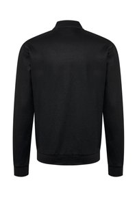 Czarna kurtka z długim rękawem z prążkowanymi mankietami i dołem, kołnierz stojący, pokazana od tyłu na białym tle.