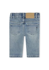 Jasnoniebieskie szorty dżinsowe o gładkiej teksturze. Posiadają dwie tylne kieszenie oraz brązową skórzaną metkę z napisem "BOSS" na pasku.