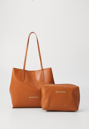Borsa tote in pelle color cuoio con due manici lunghi, texture liscia e logo dorato "Valentino". Include un pratico astuccio cosmetico rettangolare abbinato.