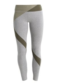Leggings grigi con un motivo geometrico verde oliva. Realizzati in un tessuto elasticizzato, con una vita alta e una texture liscia.