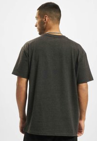 Upscale by Mister Tee UNISEX TUPAC UP - Printtipaita - charcoal