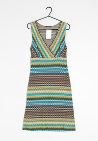 Robe sans manches colorée avec un col en V, présentant un motif à rayures ondulées en vert, bleu, marron et beige. Fabriquée en tissu léger.