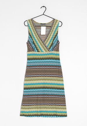 Robe sans manches colorée avec un col en V, présentant un motif à rayures ondulées en vert, bleu, marron et beige. Fabriquée en tissu léger.
