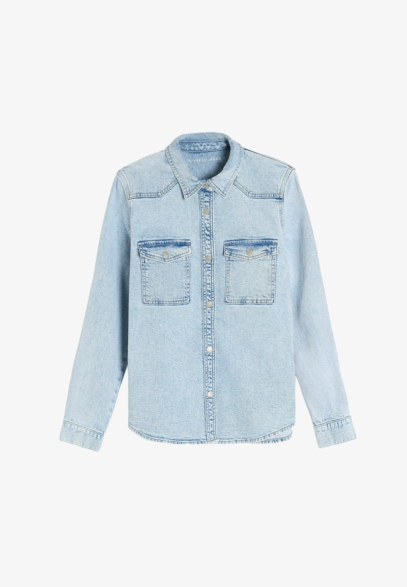 Jasnoniebieska koszula dżinsowa z kołnierzykiem, długimi rękawami, dwiema kieszeniami na piersi, zapięciem na guziki oraz kontrastowym przeszyciem wzdłuż szwów.