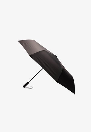 Czarny kompaktowy parasol z prostą rączką i paskiem na nadgarstek, półotwarty na białym tle.