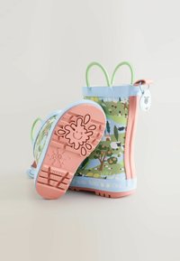 Krāsainas bērnu lietus zābaciņas ar dzīvnieku rakstu dabas motīvā. Mīksts gumijas materiāls, rozā zole, zaļas rokturi un zils apmale.