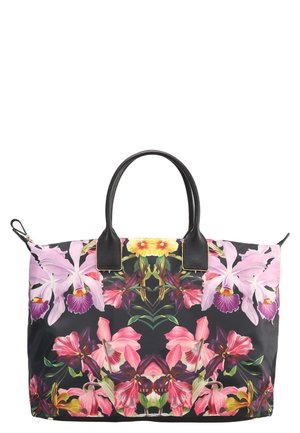 Bolsa tote grande negra con estampado floral simétrico en rosa, púrpura y amarillo, y dos asas de cuero negro.