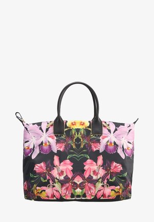 Bolsa tote grande negra con estampado floral simétrico en rosa, púrpura y amarillo, y dos asas de cuero negro.