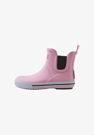 Botte de pluie basse rose pâle à la cheville avec semelle blanche, panneau latéral élastique noir et languette à l'arrière, vue de profil sur fond blanc.