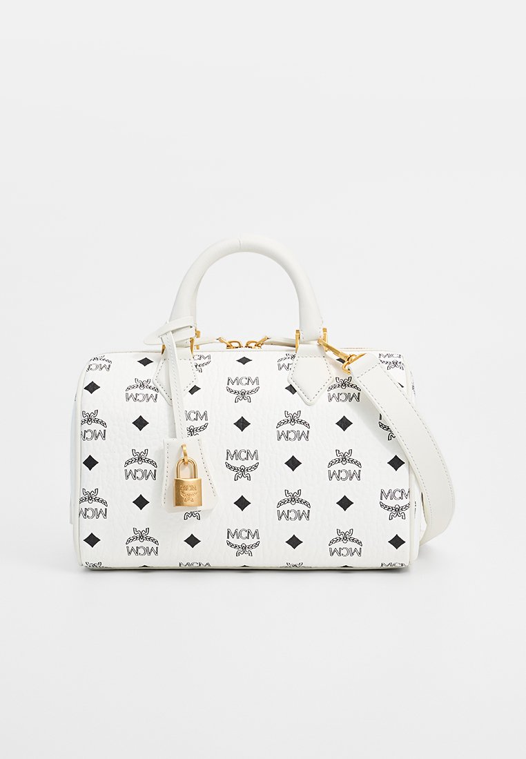 Weiße Lederhandtasche mit schwarzen Logos und geometrischen Mustern, ausgestattet mit goldfarbenen Hardware-Elementen und einem abnehmbaren Schultergurt.