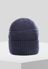 Berretto di lana lavorato a maglia di colore blu scuro con texture a coste e borde piegato, che presenta una parte superiore liscia con sottili linee orizzontali.