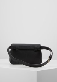 Borsa nera in pelle strutturata, caratterizzata da una forma rettangolare elegante, tracolla regolabile e due dettagli a tracolla sul davanti.