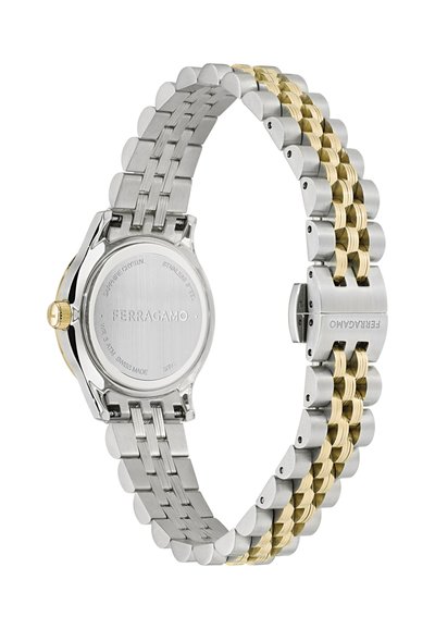 Divu toņu nerūsējošā tērauda un zelta Ferragamo pulksteņa rokassprādze ar aizvērtu sprādzi, parādot pulksteņa aizmuguri ar zīmola gravējumu.