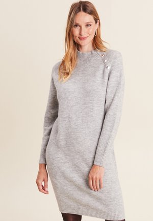 Graues Strickkleid mit gerippten Bündchen und Saum, das drei dekorative Knöpfe an einer Schulter aufweist. Weiche Textur und lockerer Sitz.