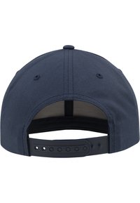 Căciulă de baseball de culoare bleumarin, cu un exterior din țesătură netedă, curea din plastic ajustabilă și detalii cusute la spate.