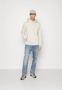 Tommy Jeans REGULAR HOODIE UNISEX - Sweatshirt - sand