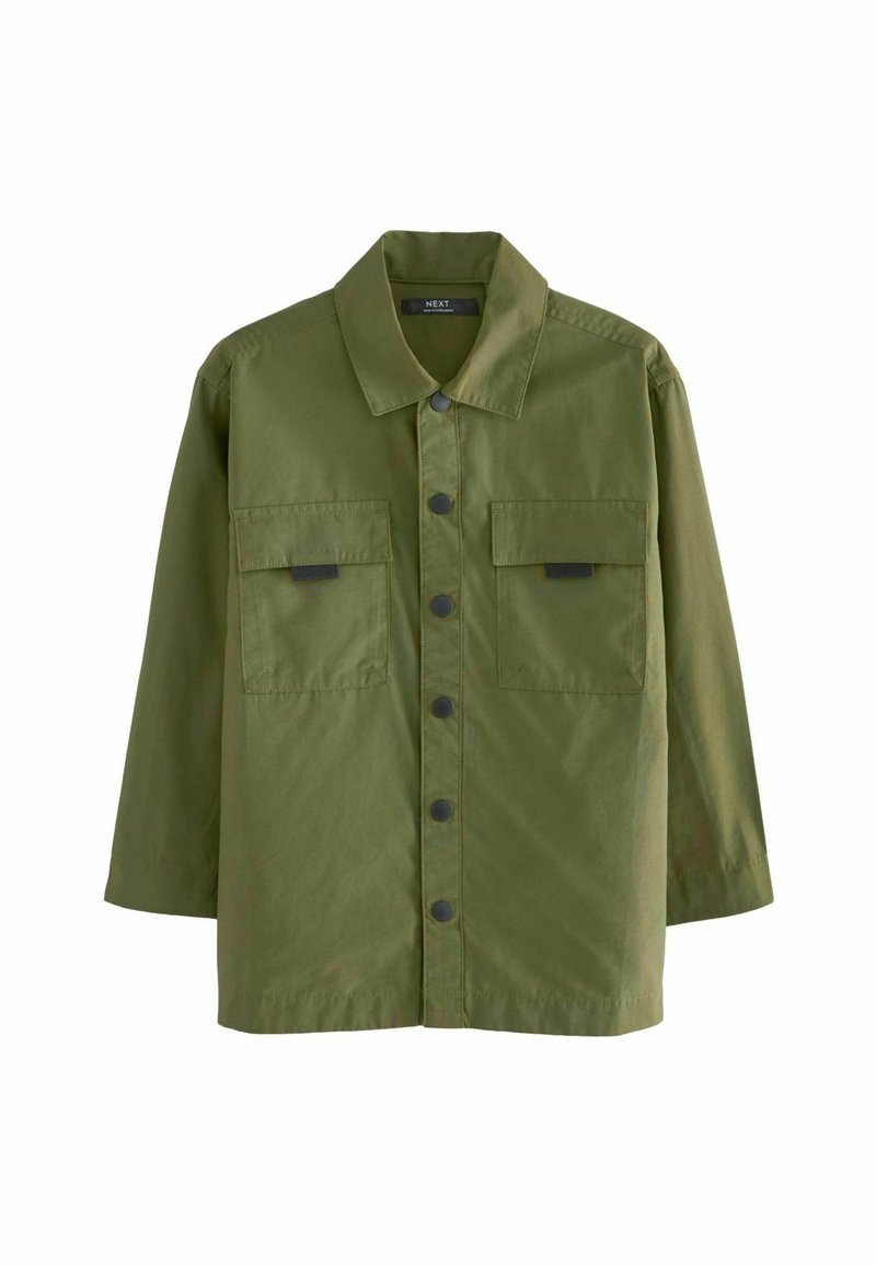 Giacca in cotone verde con colletto, chiusura a bottoni, due tasche frontali e maniche lunghe. Caratterizzata dalla sua texture opaca e design strutturato.