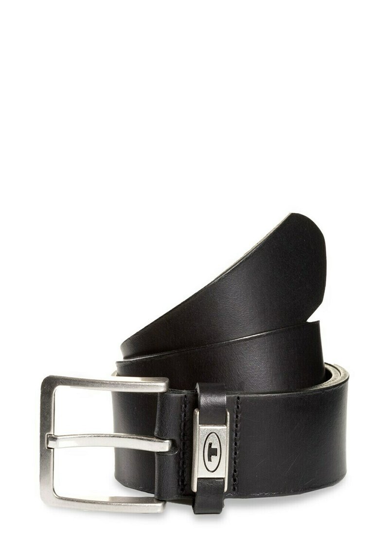 Cintura in pelle nera con fibbia a doppio fermaglio argentata, texture liscia, fascia ampia e dettagli cuciti vicino al punto di attacco della fibbia.