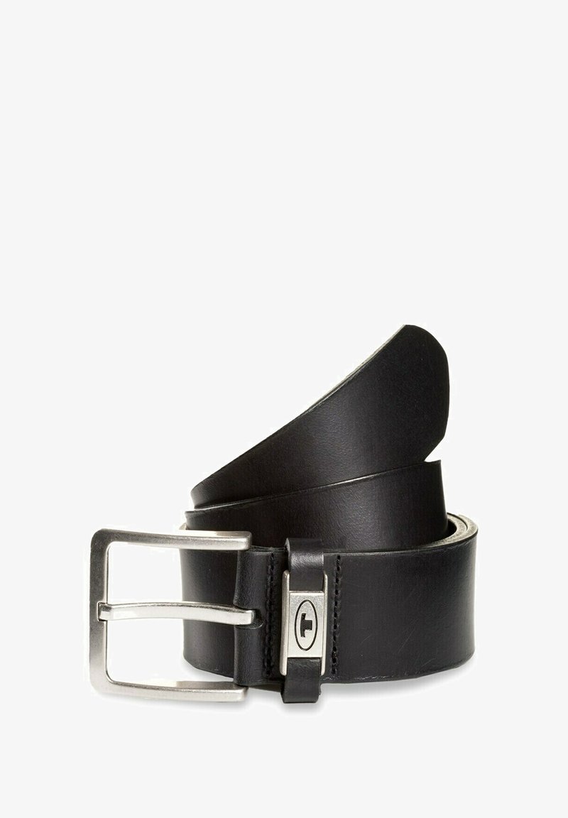 Cintura in pelle nera con fibbia a doppio fermaglio argentata, texture liscia, fascia ampia e dettagli cuciti vicino al punto di attacco della fibbia.