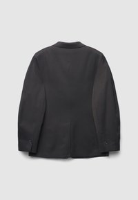 Giacca nera, monopetto, tessuto liscio, rever con tacca, maniche lunghe con polsini a bottone, spacco posteriore, dettagli minimalisti, linee pulite.