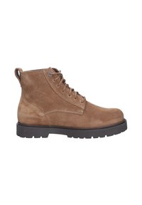 Hnědé semišové kotníkové boty na šněrování s černou robustní podrážkou a poutkem na patě, po straně s nápisem "Birkenstock."