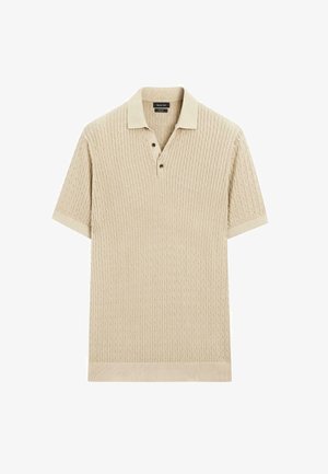 Polo shirt beige à manches courtes avec un design en tricot câblé texturé, deux boutons au col et des bords côtelés aux manches et au bas.
