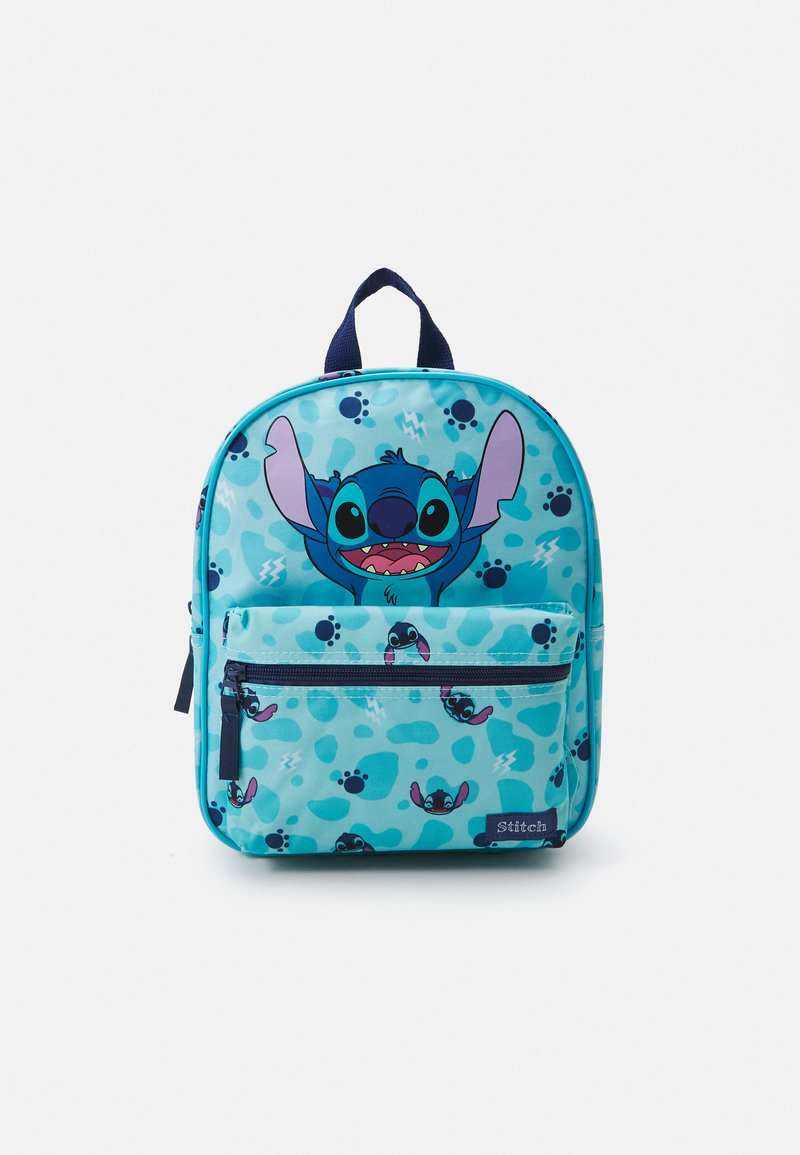 Sac à dos en tissu bleu clair avec un personnage de dessin animé aux grandes oreilles. Comprend une poche zippée à l'avant et des accents en forme d'empreinte de patte.