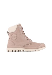 Bottines en suède rose clair avec doublure en fausse fourrure blanche, œillets en métal, bout rond et semelle en caoutchouc texturée avec des crampons profonds.