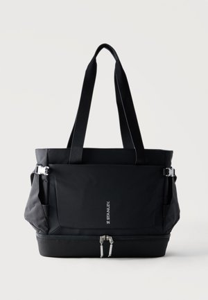 Borsa tote nera multi-tasca con manici lunghi, patta frontale, clip laterali e scomparto inferiore con cerniera, logo "Stanley" sul davanti.