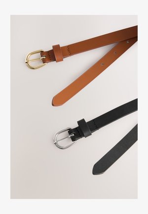 Kaks vööd: üks pruunist nahast kullavärvilise pandlaga ja üks mustast nahast hõbedavärvilise pandlaga. Mõlemal on sile pind ja teravad otsad.