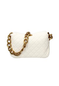 Borsa bianca trapuntata con una tracolla in catena dorata e dettagli dorati. Presenta una chiusura con zip e una texture liscia. Forma rettangolare compatta.