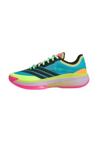 Chaussures de sport avec une tige en mesh turquoise, des accents vert néon, des rayures noires, et une semelle en caoutchouc rose au design épuré.