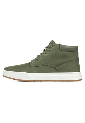 Zapatilla alta de color verde oliva hecha de ante, con suela de goma blanca, punta redonda y ojales metálicos para los cordones; diseño minimalista.