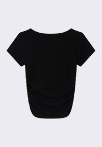 Haut noir à manches courtes avec un large décolleté. Présente des détails froncés à l'arrière, fabriqué en tissu côtelé pour plus de texture.